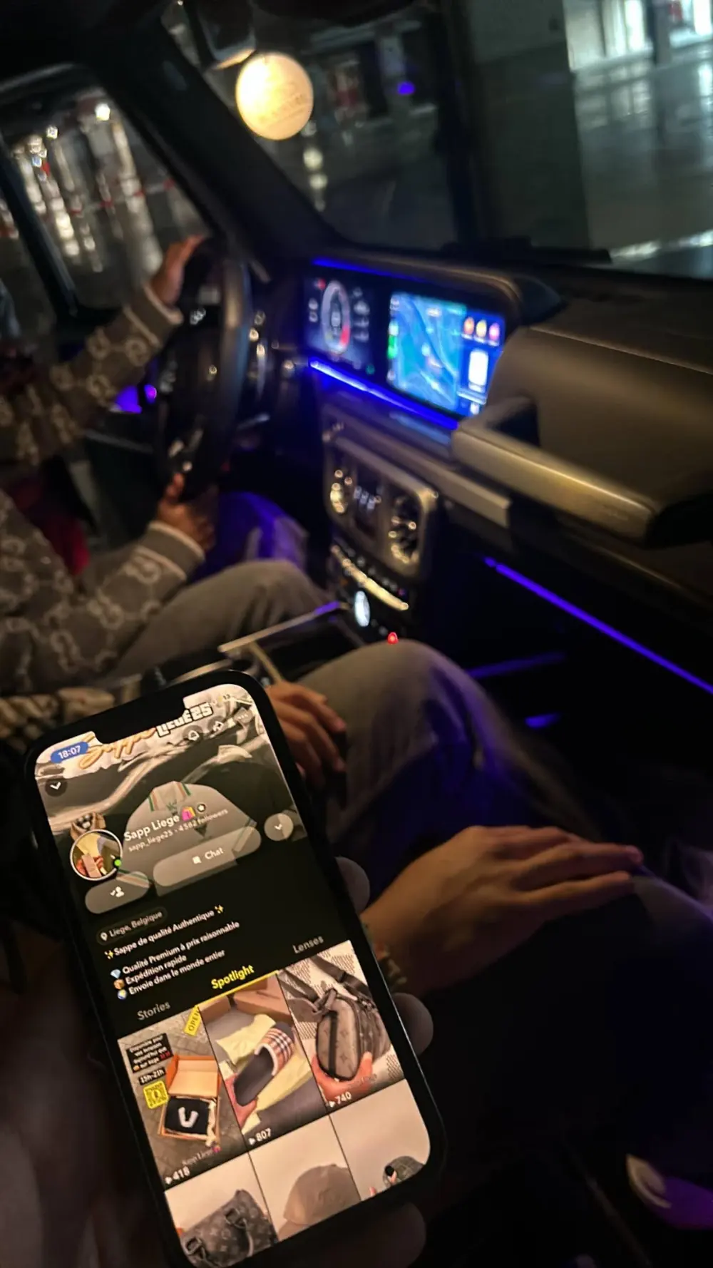 Le profil Snapchat Sapp Liège 25 affiché sur un téléphone, de nuit en voiture