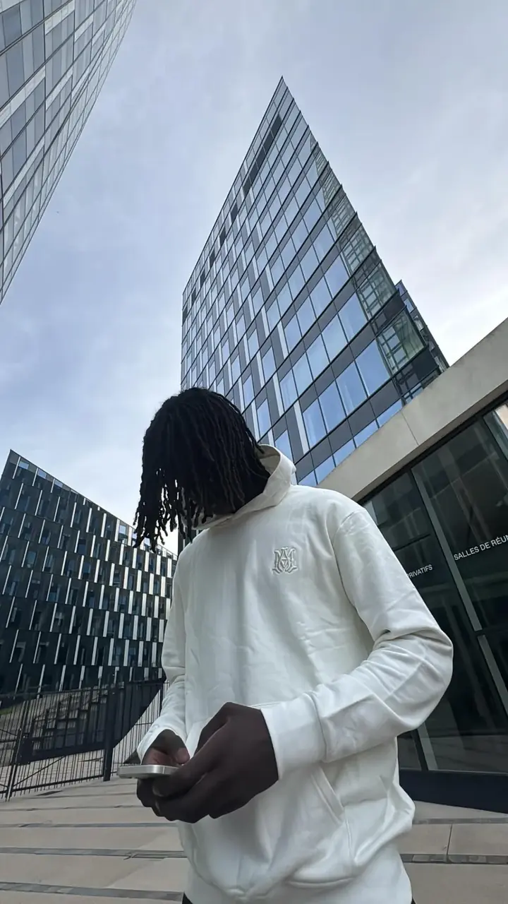 Hoodie blanc à logo brodé