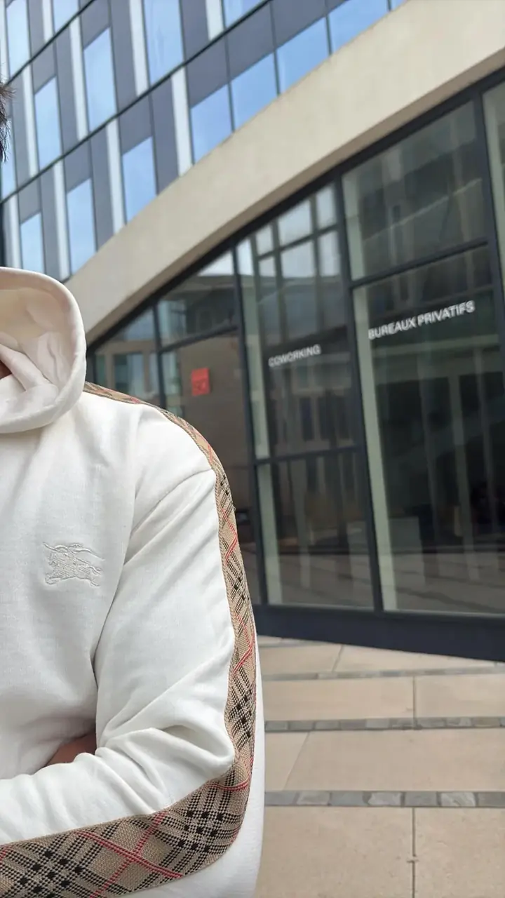 Hoodie blanc avec bandes à carreaux sur les manches