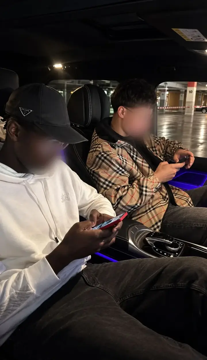 Deux clients en voiture, casquette et veste à carreaux